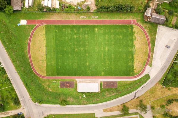 Αεροφωτογραφία Του Αθλητικού Σταδίου Κόκκινες Πίστες Και Πράσινο Γήπεδο Ποδοσφαίρου — Φωτογραφία Αρχείου