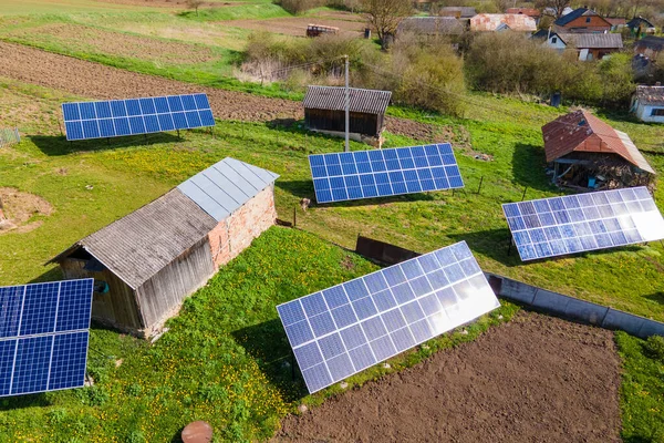 Luftaufnahme Blauer Photovoltaik Sonnenkollektoren Die Auf Dem Hinterhofboden Montiert Sind — Stockfoto