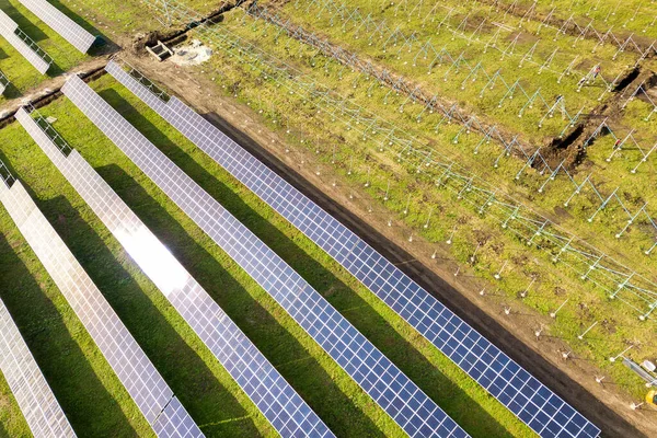 Widok Lotu Ptaka Budowę Elektrowni Słonecznej Zielonym Polu Montaż Paneli — Zdjęcie stockowe