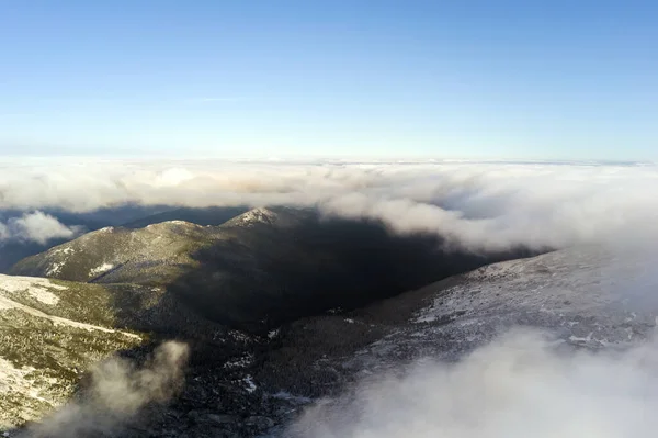 Vista Aérea Cima Nuvens Inchadas Brancas Cobrindo Topos Montanha Nevados — Fotografia de Stock
