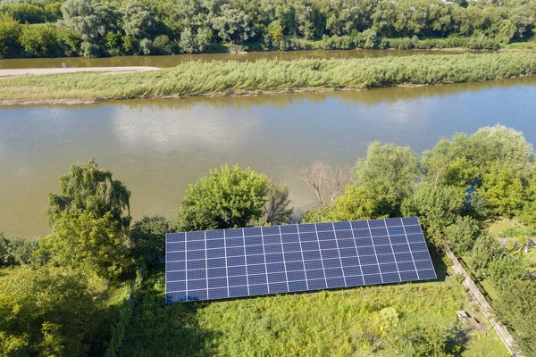 Flygfoto Blå Solcellspaneler Monterade Bakgård Grund För Att Producera Ren — Stockfoto