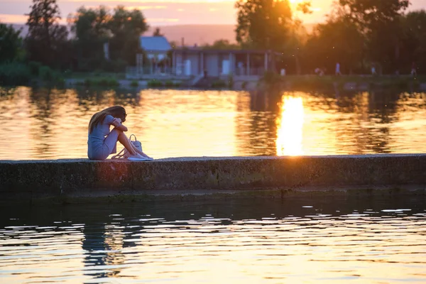 Vista Laterale Della Donna Sola Seduta Sola Sulla Riva Del — Foto Stock