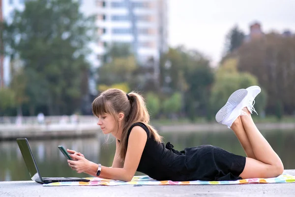 Jovem Funcionário Escritório Sexo Feminino Trabalhando Atrás Computador Portátil Enquanto — Fotografia de Stock