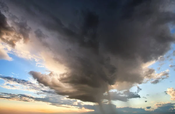 Paisagem Nuvens Escuras Que Formam Céu Tempestuoso Durante Tempestade — Fotografia de Stock