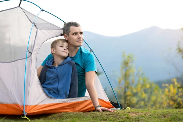 Padre Con Hijo Hijo Descansando Juntos Una Tienda Campaña Las —  Fotos de Stock