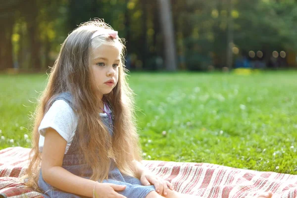 Portrait Jolie Enfant Fille Reposant Extérieur Dans Parc Été — Photo