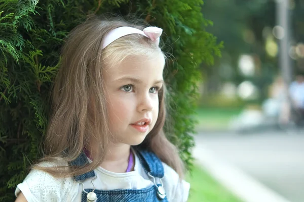 Portrait Jolie Enfant Fille Debout Extérieur Dans Parc Été — Photo