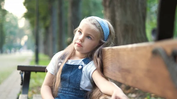 Petite Fille Assise Seule Sur Banc Dans Parc Été — Photo