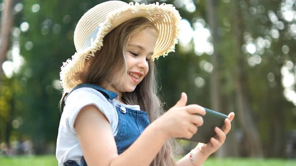 Menina Sorrindo Feliz Criança Olhando Telefone Celular Livre Verão — Fotografia de Stock