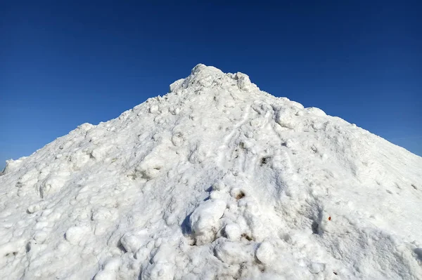 Kışın Güneşli Bir Günde Yüksek Beyaz Kar Yığını — Stok fotoğraf