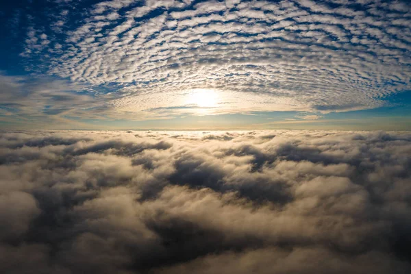 Vista Aérea Del Vibrante Amanecer Amarillo Sobre Densas Nubes Blancas —  Fotos de Stock