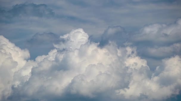 Időeltolódás Felvétel Gyorsan Mozgó Fehér Gömbölyű Felhőkről Kék Tiszta Égen — Stock videók