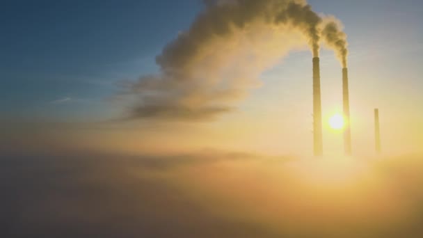 Uitzicht Vanuit Lucht Hoge Pijpen Van Kolencentrales Met Zwarte Rook — Stockvideo