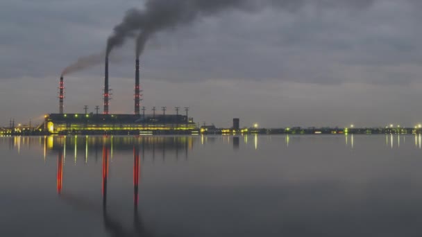 Planta Carbón Tuberías Altas Con Humo Negro Moviendo Atmósfera Contaminante — Vídeo de stock