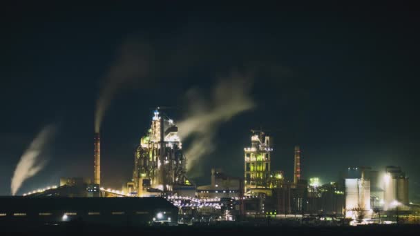 Çimento Fabrikasının Yüksek Beton Yapısı Geceleri Vinç Baca Dumanı Endüstriyel — Stok video