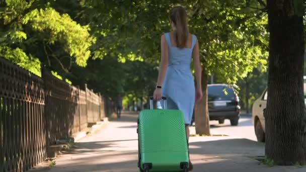 Jonge Vrouw Loopt Stoep Van Stad Met Groene Koffer Zomerdag — Stockvideo