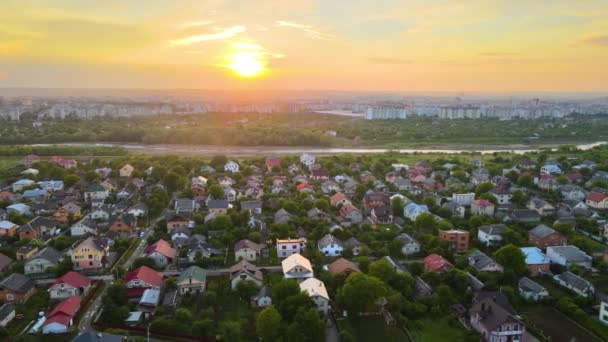 Luftaufnahme Von Wohnhäusern Ländlichen Vorort Bei Sonnenuntergang — Stockvideo