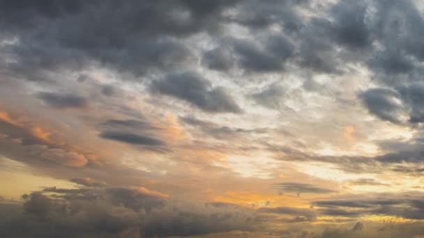 Time Lapse Beelden Van Snel Bewegende Avond Wolken Gele Hemel — Stockvideo