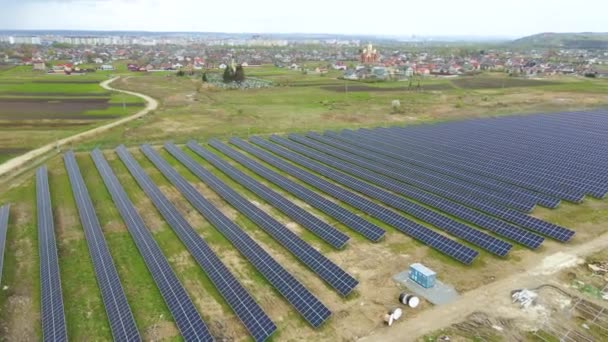 大型发电厂建设的空中景观 在金属框架上设置多排太阳能电池板 以产生清洁的生态电能 — 图库视频影像