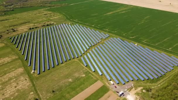 Flygfoto Över Stora Hållbara Elkraftverk Med Många Rader Solceller För — Stockvideo