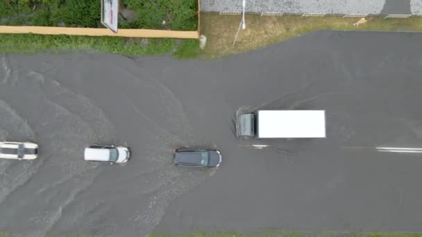 Flygfoto Över Stadstrafiken Med Bilar Som Kör Översvämmade Gatan Efter — Stockvideo