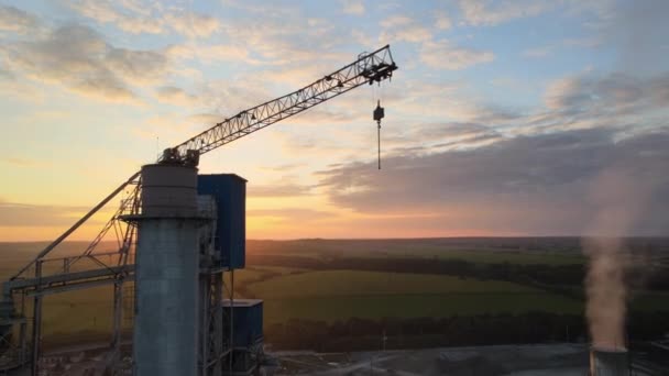 Luchtfoto Van Cementfabriek Met Hoge Betonnen Installatiestructuur Torenkraan Industrieel Productiegebied — Stockvideo