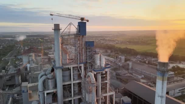 Luchtfoto Van Cementfabriek Met Hoge Betonnen Installatiestructuur Torenkraan Industrieel Productiegebied — Stockvideo