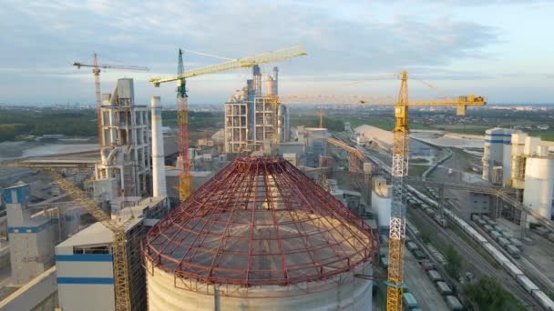 Letecký Pohled Stavbu Cementárny Vysokou Betonovou Konstrukcí Věžovými Jeřáby Průmyslové — Stock video