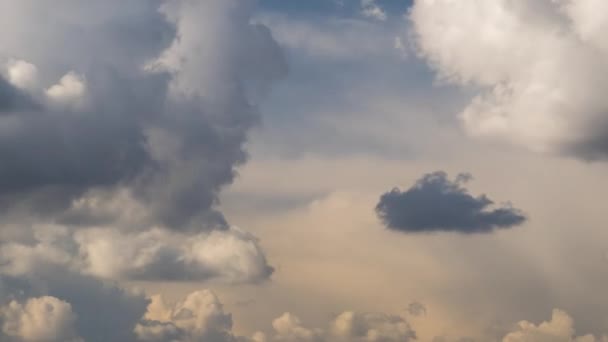 Mavi Açık Gökyüzünde Hızlı Beyaz Kabarık Bulutları Oluşturan Hızlandırılmış Görüntüler — Stok video