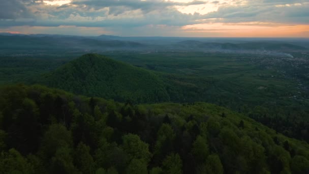 Αεροφωτογραφία Των Σκουρόχρωμων Βουνών Που Καλύπτονται Πράσινο Μικτό Πευκόφυτο Και — Αρχείο Βίντεο
