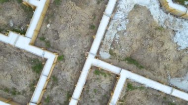İnşaat alanındaki yeni ev beton temellerinin hava manzarası.