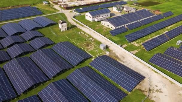 Luftaufnahme Eines Großen Nachhaltigen Elektrizitätswerks Mit Reihen Von Photovoltaikmodulen Zur — Stockvideo