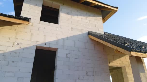 建設中の軽量コンクリート壁と金属製の屋上を備えた完成しない民家のフレーム — ストック動画