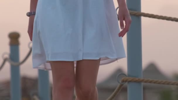 Κοντινό Πλάνο Της Νεαρής Γυναίκας Λευκό Φόρεμα Που Περπατάει Μεγάλη — Αρχείο Βίντεο