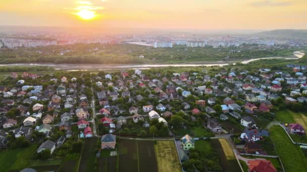 Vista Aérea Casas Residenciales Zona Rural Suburbana Atardecer — Vídeos de Stock