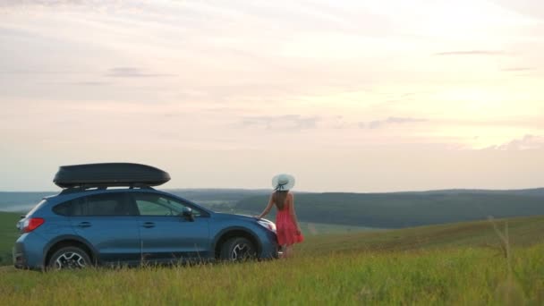 Jovem Caminhando Sozinha Campo Verde Durante Viagem Estrada Verão Viajar — Vídeo de Stock