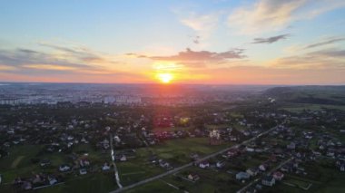 Gün batımında kırsal bölgedeki yerleşim yerlerinin hava görüntüsü.