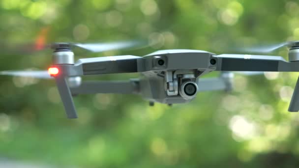 Drone Flygplan Med Suddiga Snabba Roterande Propellrar Och Videokamera Flyger — Stockvideo