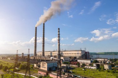 Kömür santralinin havadan görünüşü yüksek borular, siyah baca yığını atmosferi kirletiyor. Fosil yakıt kavramına sahip elektrik üretimi.