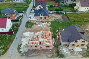 Banliyö bölgesinde inşaat halindeki özel evin bitmemiş çerçevesinin havadan görüntüsü.