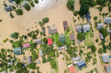 Ukrayna 'nın batısındaki Halych kasabasındaki Dnister nehrinin kirli sularıyla dolu su basmış evlerin havadan görüntüsü..