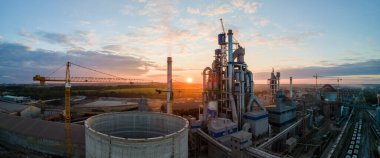 Endüstriyel üretim bölgesinde yüksek beton yapılı çimento fabrikası kulesinin havadan görüntüsü. Üretim ve küresel sanayi kavramı.
