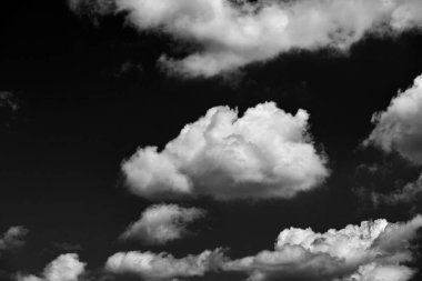 Açık mavi gökyüzünde beyaz kabarık kümülüs bulutlarının parlak manzarası.