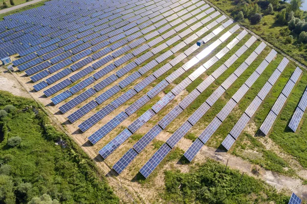 绿地上太阳能发电厂的空中景观 有生产清洁生态能源面板的发电厂 — 图库照片