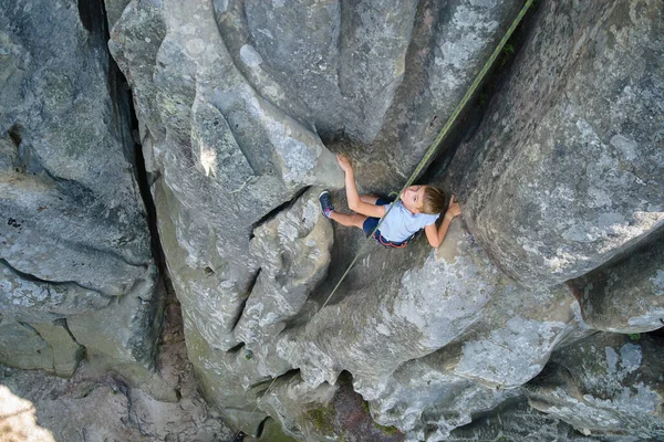 Vastberaden Jongen Klimmer Klauteren Omhoog Steile Muur Van Rotsachtige Berg — Stockfoto