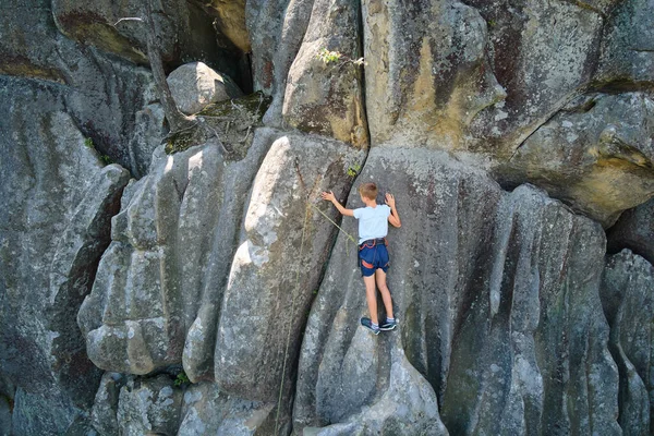 Déterminé Garçon Grimpeur Escalade Mur Escarpé Montagne Rocheuse Enfant Surmonter — Photo