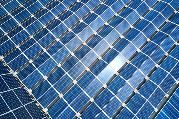 在工业建筑物屋顶上安装蓝色光电面板的太阳能发电厂的空中景观 以生产绿色生态电力 可持续能源概念的产生 — 图库照片
