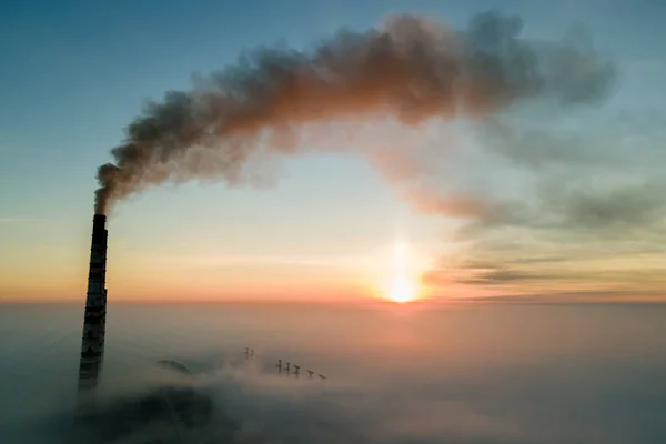 Widok Powietrza Elektrownię Węglową Wysokie Rury Czarnym Dymem Poruszającym Się — Zdjęcie stockowe
