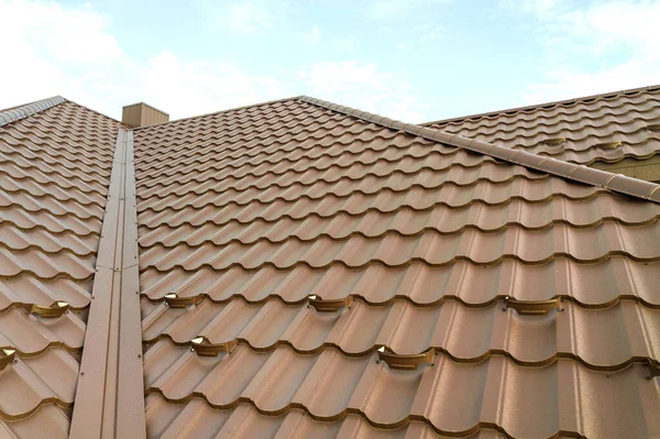 Vista Detalhada Telhado Casa Coberto Com Folhas Telha Metal Marrom — Fotografia de Stock