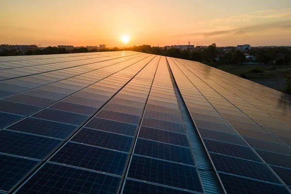 Modré Fotovoltaické Solární Panely Namontované Střeše Budovy Pro Výrobu Čisté — Stock fotografie